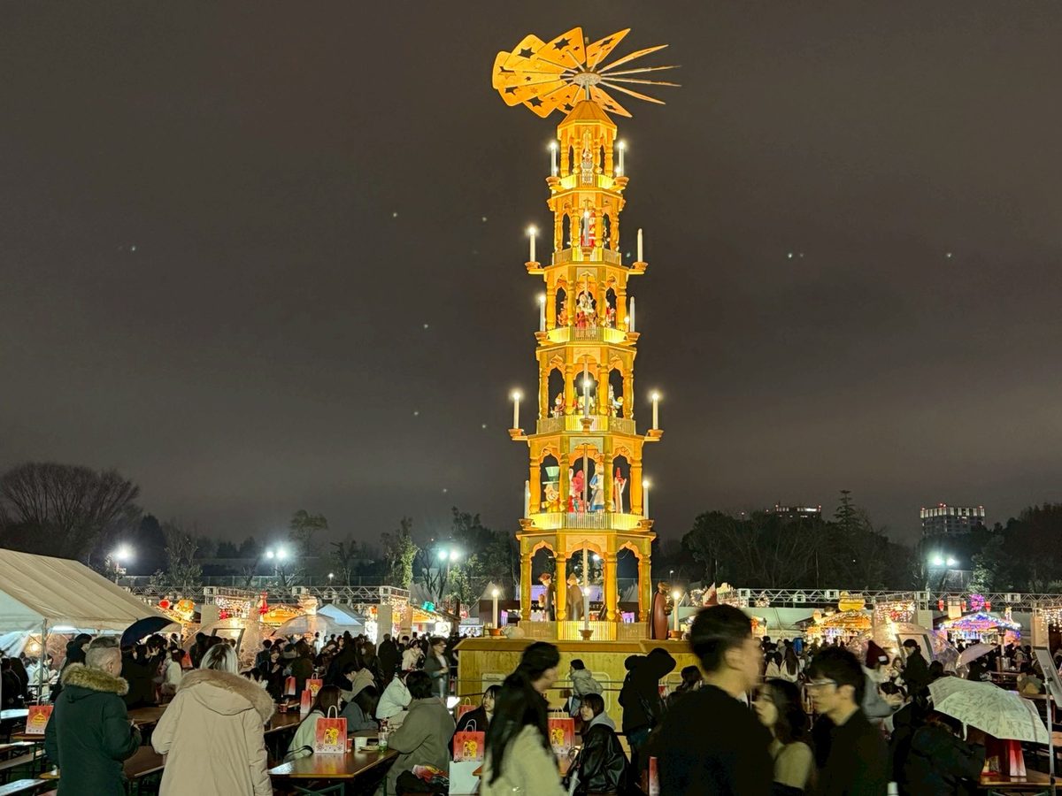 夜空にそびえる、神宮外苑会場のクリスマスピラミッド