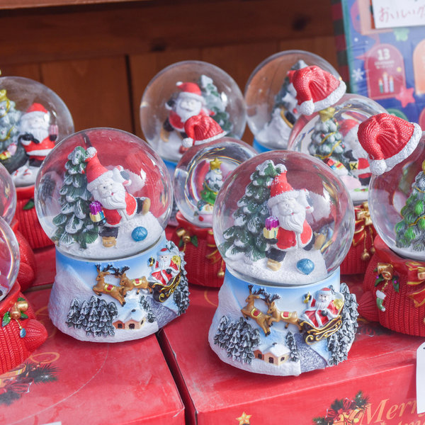 サンタクロースをあしらったクリスマスのスノードーム