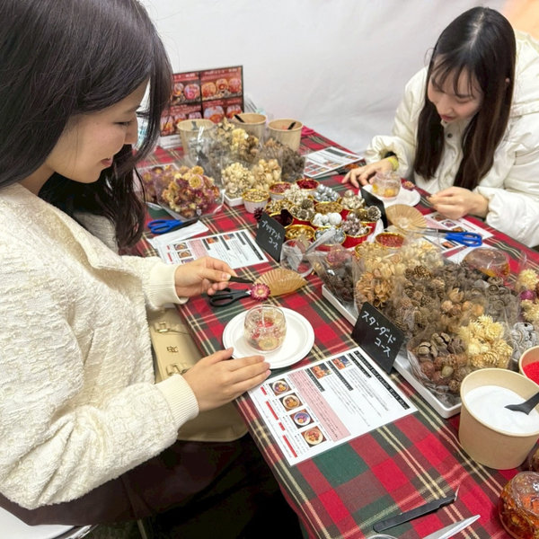 テーブルで材料を選びながらワークショップを楽しむ来場者