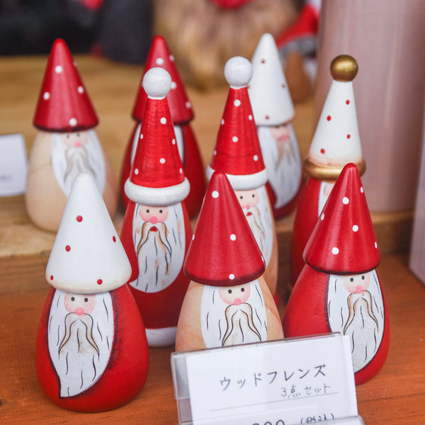 木製のサンタクロース人形