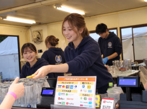飲食ブースで接客するスタッフ