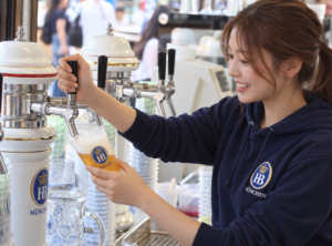 ビールを注ぐ飲食スタッフ