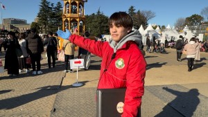 会場で来場者をご案内する運営スタッフ